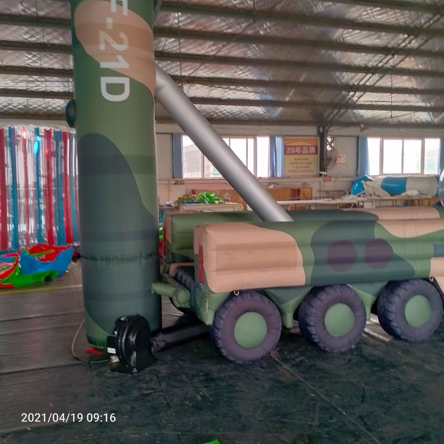 陆丰军事演习中的充气目标车辆：模拟发射车雷达车坦克飞机